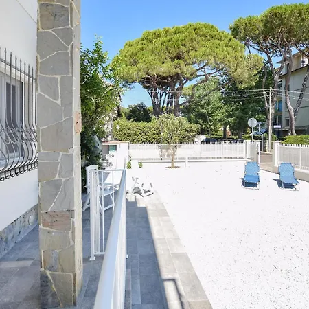 2 Bedroom Stunning In *